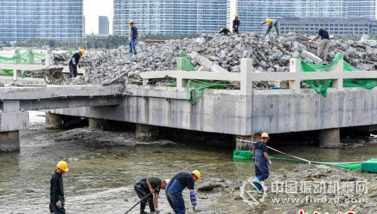 三亞洲際度假酒店海上餐廳項(xiàng)目拆除，工人正在海水中撿拾落入的建筑垃圾，避免二次污染。